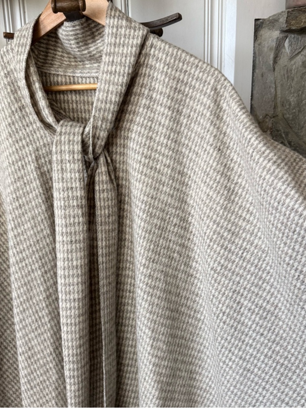 Vintage Neutral Houndstooth Fringe Long Poncho Shawl Cape - Picture 4 of 6